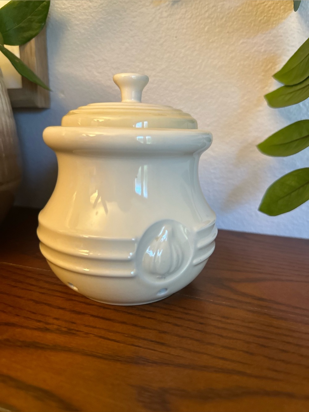 Le Creuset Stoneware Garlic Keeper in Dune (Retired Color) - Excellent Condition